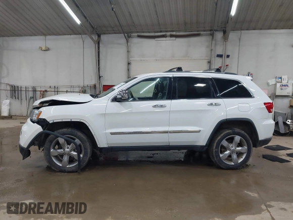 2013 Jeep Grand Cherokee Overland with VIN 1C4RJFCT1DC586886, listed as a IAAI auction lot 41941590 with 125,126 mi miles. Bid and sale history available at carsss.com. Image 14.