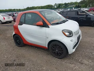 2016 Smart fortwo Passion z VIN WMEFJ5DA0GK068810, wystawiony jako IAAI lot #42344913 z przebiegiem 68 724 mil mil oraz . Historia ofert i sprzedaży dostępna na DreamBid. Obrazek 1.
