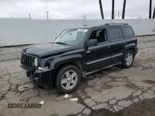 2010 Jeep Patriot Latitude z VIN 1J4NT1GA7AD676662, wystawiony jako Copart lot #49928925 z przebiegiem 180 348 mil mil oraz Szkoda całkowita • Salvage title. Historia ofert i sprzedaży dostępna na DreamBid. Obrazek 1.