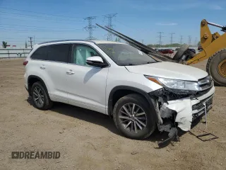 2017 Toyota Highlander XLE z VIN 5TDJZRFH2HS462953, wystawiony jako Copart lot #56287145 z przebiegiem 123 184 mil mil oraz Szkoda całkowita • Salvage title. Historia ofert i sprzedaży dostępna na DreamBid. Obrazek 4.