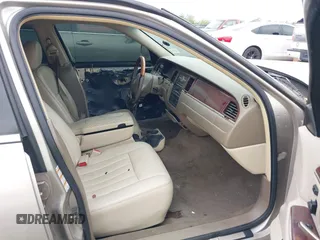 2003 Lincoln Town Car Signature z VIN 1LNHM82W83Y704682, wystawiony jako IAAI lot #41929310 z przebiegiem 242 995 mil mil oraz . Historia ofert i sprzedaży dostępna na DreamBid. Obrazek 5.