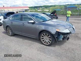 2011 Lincoln MKS EcoBoost z VIN 1LNHL9FT3BG610366, wystawiony jako IAAI lot #42274043 z przebiegiem 196 811 mil mil oraz . Historia ofert i sprzedaży dostępna na DreamBid. Obrazek 1.