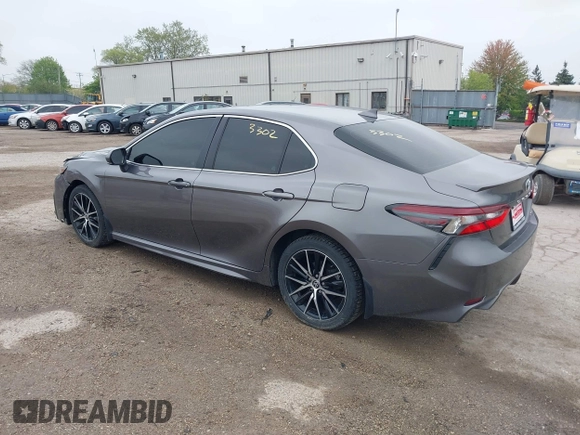 2023 Toyota Camry SE z VIN 4T1G11AK2PU088324, wystawiony jako IAAI lot #42173302 z przebiegiem 72 239 mil mil oraz . Historia ofert i sprzedaży dostępna na DreamBid. Obrazek 3.