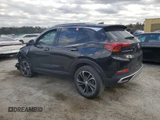 2022 Buick Encore GX Essence z VIN KL4MMFSL7NB047080, wystawiony jako Copart lot #84045124 z przebiegiem 130 195 mil mil oraz Czysty tytuł • Clean title. Historia ofert i sprzedaży dostępna na DreamBid. Obrazek 2.