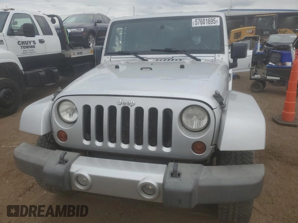 2010 Jeep Wrangler Sahara z VIN 1J4GA5D18AL182858, wystawiony jako Copart lot #57601695 z przebiegiem Nie podano mil oraz Czysty tytuł • Clean title. Historia ofert i sprzedaży dostępna na DreamBid. Obrazek 5.