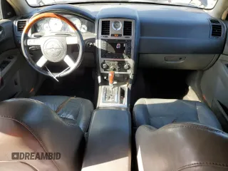 2005 Chrysler 300 300C AWD z VIN 2C3AK63H55H672324, wystawiony jako Copart lot #48790925 z przebiegiem 258 543 mil mil oraz Szkoda całkowita • Salvage title. Historia ofert i sprzedaży dostępna na DreamBid. Obrazek 8.