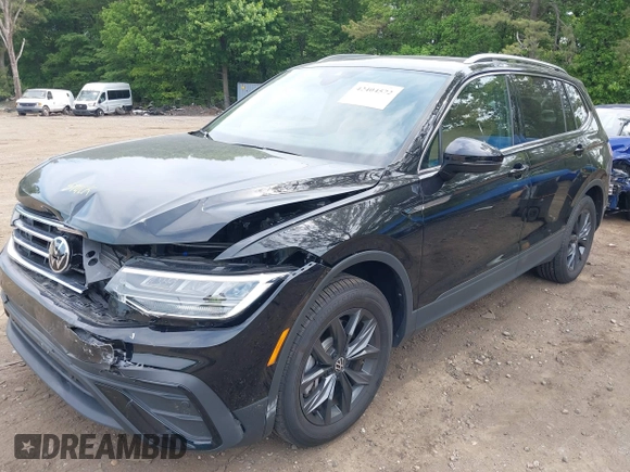 2024 Volkswagen Tiguan SE with VIN 3VVMB7AX6RM079301, listed as a IAAI auction lot 42404572 with 8,573 mi miles and . Bid and sale history available at DreamBid. Image 6.