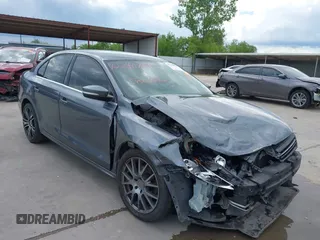 2013 Volkswagen Jetta SE z VIN 3VWDX7AJ6DM442987, wystawiony jako IAAI lot #42240855 z przebiegiem 150 540 mil mil oraz . Historia ofert i sprzedaży dostępna na DreamBid. Obrazek 1.