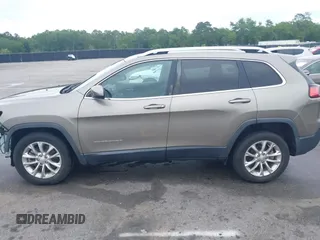2019 Jeep Cherokee Latitude z VIN 1C4PJLCB2KD120503, wystawiony jako IAAI lot #42206232 z przebiegiem 115 714 mil mil oraz . Historia ofert i sprzedaży dostępna na DreamBid. Obrazek 15.