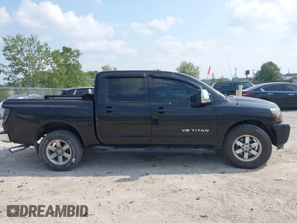 2011 Nissan Titan SL z VIN 1N6AA0EC8BN325356, wystawiony jako IAAI lot #42475121 z przebiegiem 278 631 mil mil oraz . Historia ofert i sprzedaży dostępna na DreamBid. Obrazek 13.