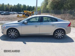 2015 Volvo S60 T5 Drive-E Premier z VIN YV126MFB8F2302747, wystawiony jako IAAI lot #42247878 z przebiegiem 95 591 mil mil oraz . Historia ofert i sprzedaży dostępna na DreamBid. Obrazek 12.