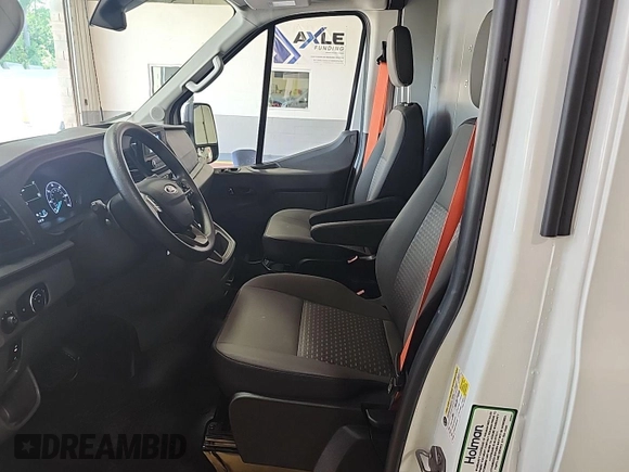 2023 Ford Transit Cargo z VIN 1FTBR1X83PKB55205, wystawiony jako IAAI lot #42569694 z przebiegiem 20 924 mil mil oraz . Historia ofert i sprzedaży dostępna na DreamBid. Obrazek 29.