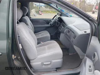 2000 Toyota Sienna LE with VIN 4T3ZF13C9YU258526, listed as a IAAI auction lot 42095633 with 133,871 mi miles. Bid and sale history available at carsss.com. Image 5.