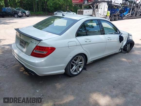 2012 Mercedes-Benz C 300 Sport с VIN WDDGF8BB7CR212099, выставлен на аукционе IAAI как лот 42411121 с пробегом 202 811 миль миль и . История ставок и продаж доступна на DreamBid. Изображение 4.