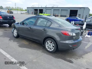 2013 Mazda 3 i Touring z VIN JM1BL1V72D1822505, wystawiony jako IAAI lot #42199595 z przebiegiem 103 560 mil mil oraz . Historia ofert i sprzedaży dostępna na DreamBid. Obrazek 3.
