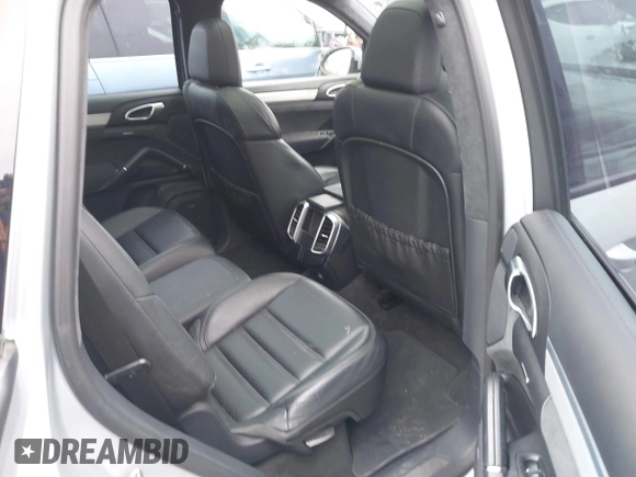 2014 Porsche Cayenne GTS z VIN WP1AD2A29ELA76227, wystawiony jako IAAI lot #42057978 z przebiegiem 92 174 mil mil oraz . Historia ofert i sprzedaży dostępna na DreamBid. Obrazek 8.