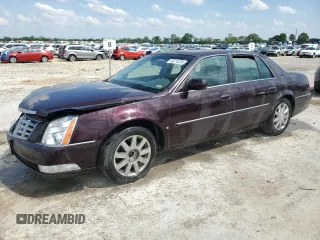 2008 Cadillac DTS 1SD z VIN 1G6KD57Y58U104142, wystawiony jako Copart lot #55274255 z przebiegiem 229 226 mil mil oraz Szkody całkowita. Historia ofert i sprzedaży dostępna na DreamBid. Obrazek 1.