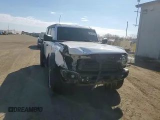 2024 Ford Bronco z VIN 1FMEE1BP7RLA56385, wystawiony jako Copart lot #50716535 z przebiegiem 6 120 mil mil oraz Czysty tytuł • Clean title. Historia ofert i sprzedaży dostępna na DreamBid. Obrazek 15.