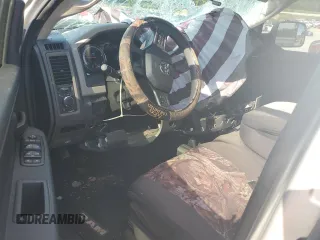 2012 Ram 2500 ST z VIN 3C6UD5CLXCG158412, wystawiony jako Copart lot #56632025 z przebiegiem 94 758 mil mil oraz Szkoda całkowita • Salvage title. Historia ofert i sprzedaży dostępna na DreamBid. Obrazek 8.