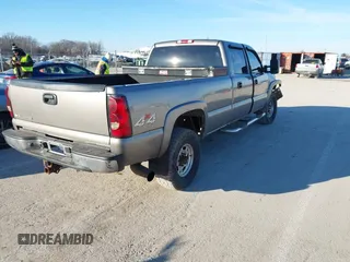 2006 Chevrolet Silverado 3500 SRW Wrk Trk with VIN 1GCHK33DX6F235816, listed as a IAAI auction lot 41588075 with 232,815 mi miles. Bid and sale history available at carsss.com. Image 4.