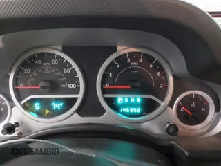2007 Jeep Wrangler Unlimited Sahara z VIN 1J4GA59157L218278, wystawiony jako IAAI lot #41871773 z przebiegiem 145 992 mil mil oraz . Historia ofert i sprzedaży dostępna na DreamBid. Obrazek 7.