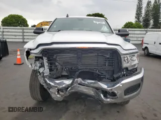 2022 Ram 2500 Tradesman z VIN 3C6UR5CJ2NG441695, wystawiony jako Copart lot #55985655 z przebiegiem 2 632 mil mil oraz Szkoda całkowita • Salvage title. Historia ofert i sprzedaży dostępna na DreamBid. Obrazek 5.