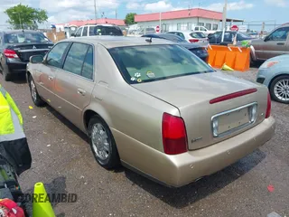 2005 Cadillac DeVille z VIN 1G6KD54Y55U197678, wystawiony jako IAAI lot #42294388 z przebiegiem 65 085 mil mil oraz . Historia ofert i sprzedaży dostępna na DreamBid. Obrazek 3.