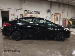 2017 Kia Forte LX z VIN 3KPFK4A74HE016955, wystawiony jako IAAI lot #41790804 z przebiegiem 173 379 mil mil oraz . Historia ofert i sprzedaży dostępna na DreamBid. Obrazek 14.