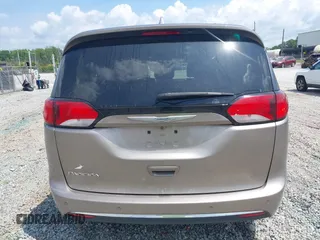 2017 Chrysler Pacifica Touring L z VIN 2C4RC1BG9HR668654, wystawiony jako IAAI lot #42452032 z przebiegiem 170 018 mil mil oraz . Historia ofert i sprzedaży dostępna na DreamBid. Obrazek 17.