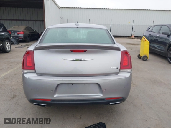 2018 Chrysler 300 S z VIN 2C3CCABG3JH266313, wystawiony jako IAAI lot #42397694 z przebiegiem 79 549 mil mil oraz . Historia ofert i sprzedaży dostępna na DreamBid. Obrazek 16.