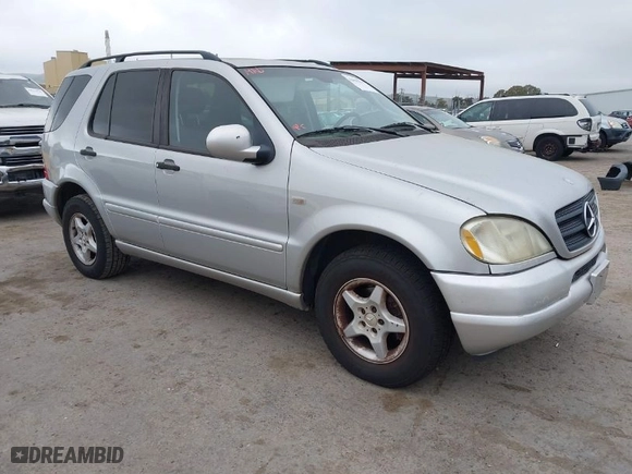 2001 Mercedes-Benz M-Class with VIN 4JGAB54E71A231597, listed as a IAAI auction lot 42058829 with 233,005 mi miles. Bid and sale history available at carsss.com. Image 1.