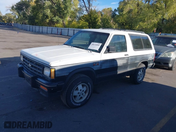 1988 Chevrolet Blazer z VIN 1GNCT18R2J8140350, wystawiony jako IAAI lot #40634800 z przebiegiem 188 704 mil mil oraz . Historia ofert i sprzedaży dostępna na DreamBid. Obrazek 2.