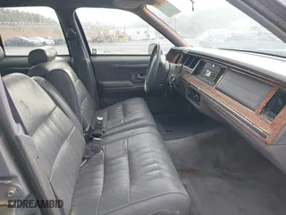 1993 Lincoln Town Car Executive with VIN 1LNLM81W6PY618899, listed as a IAAI auction lot 41566437 with 158,821 mi miles. Bid and sale history available at carsss.com. Image 5.
