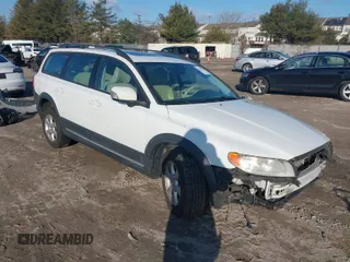 2008 Volvo XC70 with VIN YV4BZ982981034112, listed as a IAAI auction lot 41699633 with 176,245 mi miles. Bid and sale history available at carsss.com. Image 1.