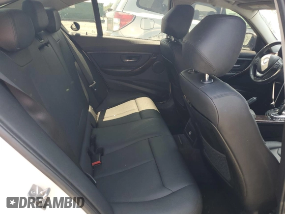 2014 BMW 3 Series 328i z VIN WBA3A5C58EF605710, wystawiony jako Copart lot #60112705 z przebiegiem Nie podano mil oraz Szkoda całkowita • Salvage title. Historia ofert i sprzedaży dostępna na DreamBid. Obrazek 10.