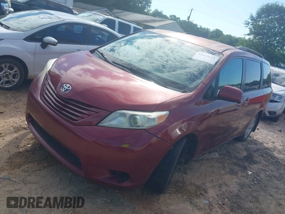 2012 Toyota Sienna LE AAS z VIN 5TDKK3DC7CS209567, wystawiony jako IAAI lot #42323115 z przebiegiem 293 604 mil mil oraz . Historia ofert i sprzedaży dostępna na DreamBid. Obrazek 2.