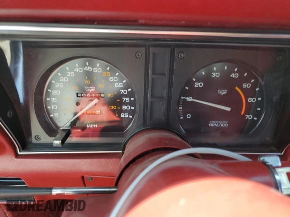 1982 Chevrolet Corvette z VIN 1G1AY878XC5102140, wystawiony jako Copart lot #59845855 z przebiegiem 80 611 mil mil oraz Czysty tytuł • Clean title. Historia ofert i sprzedaży dostępna na DreamBid. Obrazek 9.