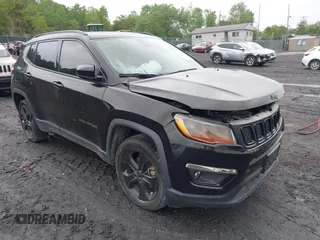 2021 Jeep Compass Latitude z VIN 3C4NJDBB6MT590092, wystawiony jako IAAI lot #42351097 z przebiegiem 72 428 mil mil oraz . Historia ofert i sprzedaży dostępna na DreamBid. Obrazek 1.