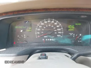 2002 Lincoln Town Car Executive z VIN 1LNHM81W12Y620302, wystawiony jako IAAI lot #41952738 z przebiegiem 83 062 mil mil oraz . Historia ofert i sprzedaży dostępna na DreamBid. Obrazek 7.