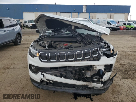 2022 Jeep Compass Latitude Lux z VIN 3C4NJDFB8NT208723, wystawiony jako Copart lot #59283325 z przebiegiem 16 861 mil mil oraz Szkoda całkowita • Salvage title. Historia ofert i sprzedaży dostępna na DreamBid. Obrazek 5.