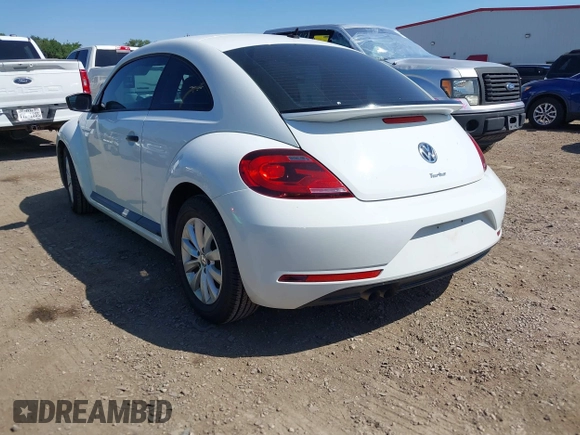2018 Volkswagen Beetle S z VIN 3VWFD7AT4JM715004, wystawiony jako IAAI lot #41986453 z przebiegiem 76 130 mil mil oraz . Historia ofert i sprzedaży dostępna na DreamBid. Obrazek 3.