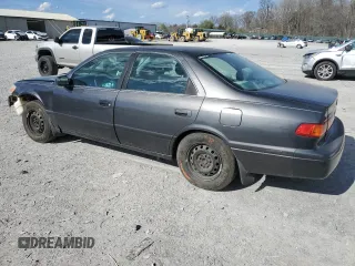 2000 Toyota Camry CE z VIN 4T1BG22KXYU995174, wystawiony jako Copart lot #50632255 z przebiegiem 181 584 mil mil oraz Czysty tytuł • Clean title. Historia ofert i sprzedaży dostępna na DreamBid. Obrazek 2.