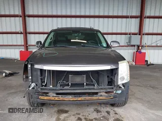 2010 Cadillac Escalade Luxury z VIN 1GYUKBEF6AR103998, wystawiony jako IAAI lot #42251855 z przebiegiem 129 851 mil mil oraz . Historia ofert i sprzedaży dostępna na DreamBid. Obrazek 13.