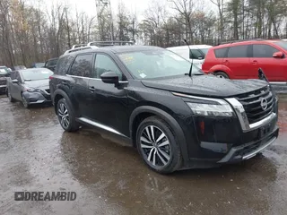 2024 Nissan Pathfinder Platinum z VIN 5N1DR3DK1RC224034, wystawiony jako IAAI lot #41989183 z przebiegiem 10 038 mil mil oraz . Historia ofert i sprzedaży dostępna na DreamBid. Obrazek 1.