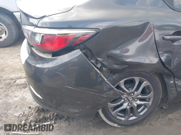 2019 Toyota Yaris L z VIN 3MYDLBYV4KY528641, wystawiony jako IAAI lot #41935993 z przebiegiem 61 940 mil mil oraz . Historia ofert i sprzedaży dostępna na DreamBid. Obrazek 6.