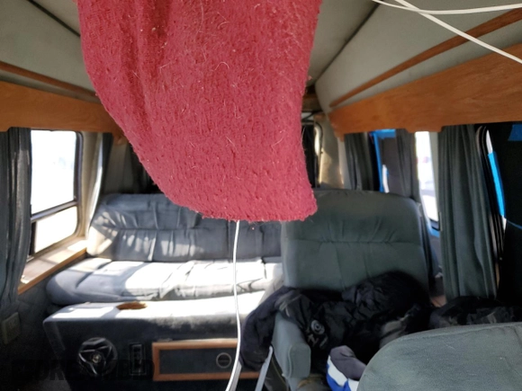 1989 Chevrolet Chevy Van z VIN 1GBEG25KXK7127909, wystawiony jako Copart lot #59997315 z przebiegiem 550 289 mil mil oraz Czysty tytuł • Clean title. Historia ofert i sprzedaży dostępna na DreamBid. Obrazek 10.