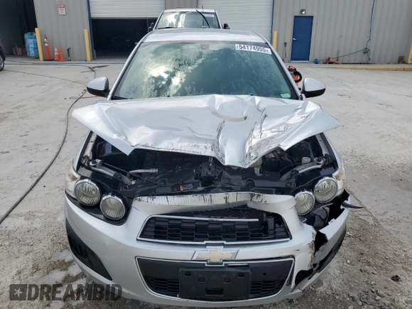 2015 Chevrolet Sonic LT z VIN 1G1JC5SHXF4108194, wystawiony jako Copart lot #54174955 z przebiegiem 146 443 mil mil oraz Szkoda całkowita • Salvage title. Historia ofert i sprzedaży dostępna na DreamBid. Obrazek 5.