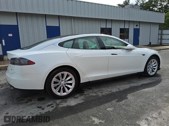 2013 Tesla Model S с VIN 5YJSA1CN1DFP27626, выставлен на аукционе Copart как лот 56697935 с пробегом 137 962 миль миль и Чистый • Clean title. История ставок и продаж доступна на DreamBid. Изображение 3.