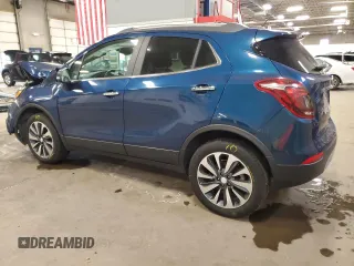 2020 Buick Encore Essence z VIN KL4CJGSB9LB033504, wystawiony jako Copart lot #43911325 z przebiegiem 62 471 mil mil oraz Szkody całkowita. Historia ofert i sprzedaży dostępna na DreamBid. Obrazek 2.