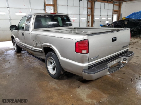 2001 Chevrolet S-10 with VIN 1GCCS195318188186, listed as a Copart auction lot 43993945 with 176,605 mi miles and Salvage Title. Bid and sale history available at carsss.com. Image 2.